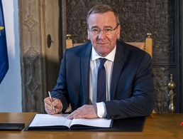 Im Historischen Rathaus seiner Heimatstadt unterzeichnete Verteidigungsminister Boris Pistorius den „Osnabrücker Erlass“. Foto: picture alliance/dpa/David Inderlied