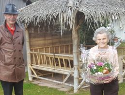 Vorsitzender Oberst a.D. Enrico Werner gratulierte Lydia Koepke zum 90. Geburtstag. Foto: DBwV/Karl-Otto Kindinger