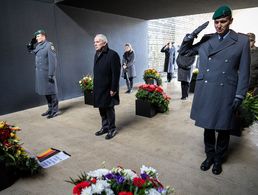 Am Ehrenmal der Bundeswehr im Bendlerblock legte Oberstleutnant i.G. Marcel Bohnert (r.) einen Kranz für den Deutschen BundeswehrVerband nieder. In der Mitte General a.D. Wolfgang Schneiderhan, Präsident des Volksbundes Deutsche Kriegsgräberfürsorge, links der Präsident des Reservistenverbandes, Oberst d.R. Patrick Sensburg. Foto: DBwV/Yann Bombeke