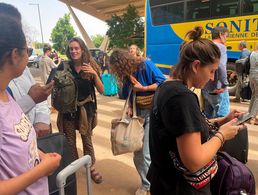 Eine Gruppe Franzosen wartet am Flughafen von Niamey darauf, mit einer französischen Maschine aus dem Niger ausgeflogen zu werden. Foto: picture alliance / ASSOCIATED PRESS / Sam Mednick