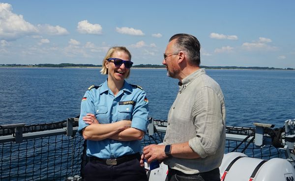 Machten den Tag in See möglich: Korvettenkapitän Bianca Seifert und Fregattenkapitän Marco Thiele, Vorsitzender Marine im DBwV