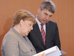 Jan Hecker war ein enger Vertrauter von Bundeskanzlerin Angela Merkel. Jetzt ist der Diplomat überraschend in Peking verstorben. Foto: picture alliance / SZ Photo | Jens Schicke