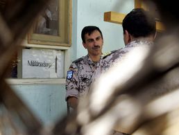 Ein evangelischer Militärpfarrer im Gespräch mit Bundeswehrsoldaten im Feldlager Kundus, Afghanistan. Foto: ddp images/dapd