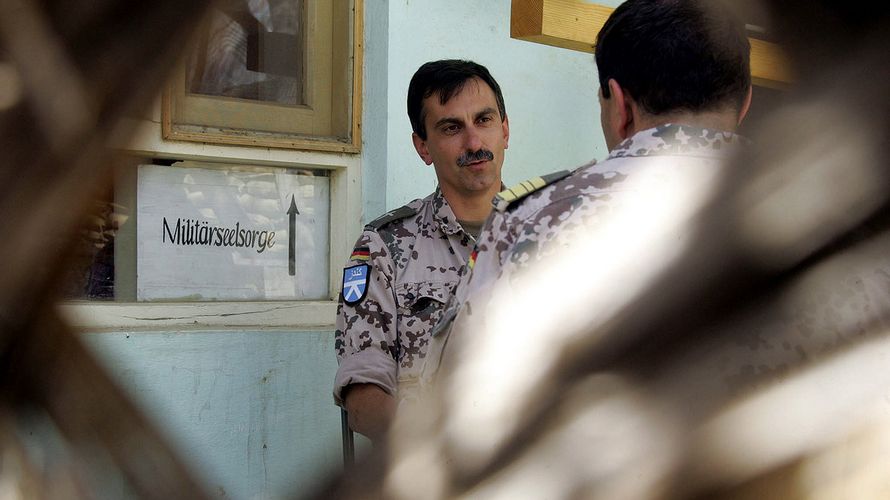 Ein evangelischer Militärpfarrer im Gespräch mit Bundeswehrsoldaten im Feldlager Kundus, Afghanistan. Foto: ddp images/dapd