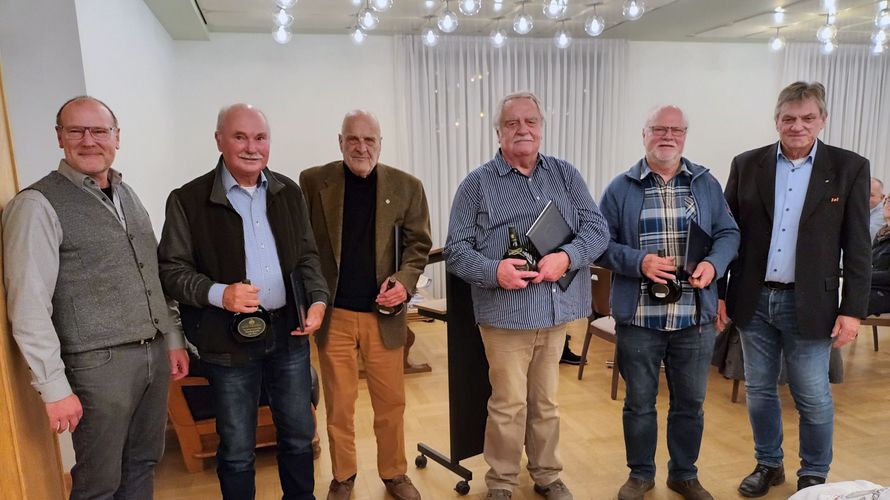 Bezirksvorsitzender Oliver Hartmann zeichnete die Mitglieder Friedrich Rau, Horst Liegmann, Ewald Reuscher und Jürgen Stein gemeinsam mit KERH-Vorsitzendem Hans-Joachim Berger aus. Foto: KERH Hammelburg