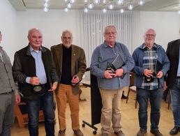 Bezirksvorsitzender Oliver Hartmann zeichnete die Mitglieder Friedrich Rau, Horst Liegmann, Ewald Reuscher und Jürgen Stein gemeinsam mit KERH-Vorsitzendem Hans-Joachim Berger aus. Foto: KERH Hammelburg