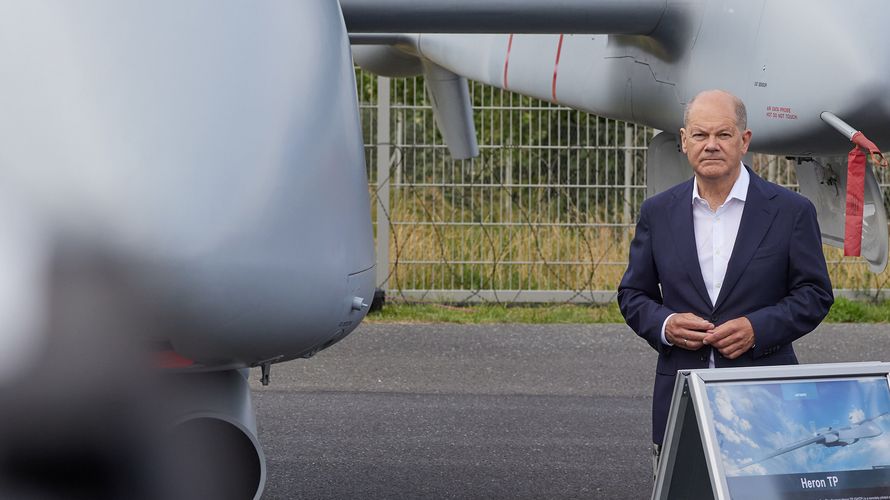 Beim Rundgang auf der ILA steht Bundekanzler Olaf Scholz vor einer Drohne Heron TP. Trotz demonstrativer Nähe des Regierungschefs zu den Streitkräften bietet die aktuelle Haushaltspolitik der Ampel-Koalition nur Magerkost für die Bundeswehr. Foto: picture alliance/Jörg Carstensen