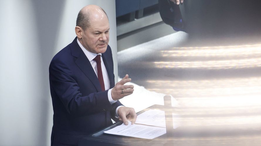 In der Regierungserklärung brachte Bundeskanzler Olaf Scholz das entschlossene Handeln Deutschlands gegenüber der russischen Aggression in der Ukraine zum Ausdruck. Und es soll nicht nur bei Worten bleiben: Für die Bundeswehr wird ein Sondervermögen bereigestellt, eine schnelle Aufrüstung soll vorangetrieben werden. Foto: picture alliance / photothek / Janine Schmitz 