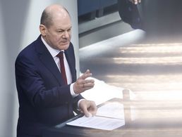 In der Regierungserklärung brachte Bundeskanzler Olaf Scholz das entschlossene Handeln Deutschlands gegenüber der russischen Aggression in der Ukraine zum Ausdruck. Und es soll nicht nur bei Worten bleiben: Für die Bundeswehr wird ein Sondervermögen bereigestellt, eine schnelle Aufrüstung soll vorangetrieben werden. Foto: picture alliance / photothek / Janine Schmitz 