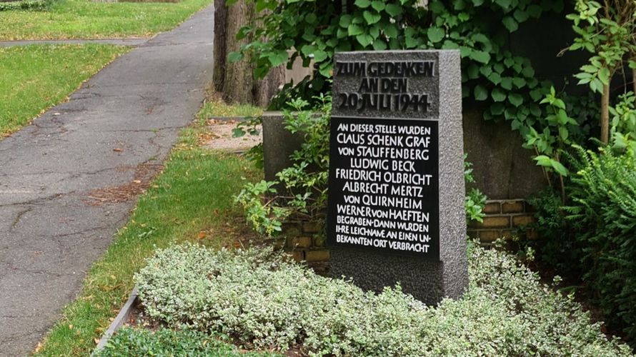 Ein schlichter Gedenkstein erinnert die Attentäter vom 20. Juli 1944, die an dieser Stelle für kurze Zeit begraben wurden. Foto: Martin Gerdes 