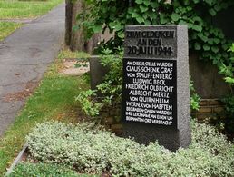 Ein schlichter Gedenkstein erinnert die Attentäter vom 20. Juli 1944, die an dieser Stelle für kurze Zeit begraben wurden. Foto: Martin Gerdes 