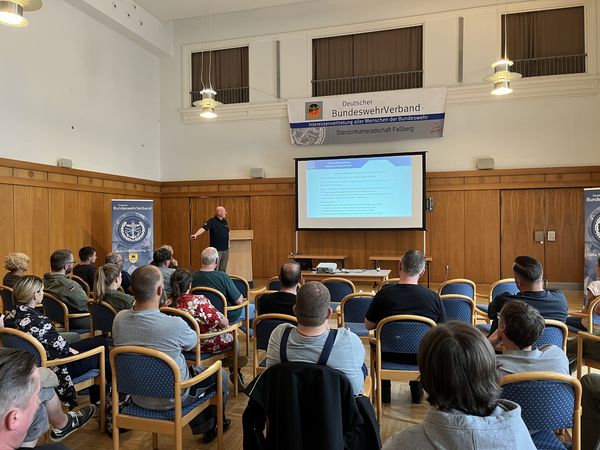 Klaus Scharf gab in Faßberg einen Einblick in die Arbeit der DBwV im Bereich der zivilen Beschäftigten. Foto: DBwV