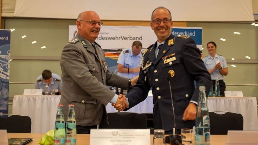 Freude über die Wiederwahl mit tollem Ergebnis: Landesvorsitzender Oberstleutnant Lutz Meier (l.) und sein Stellvertreter Stabsfeldwebel Volker Keil. Foto: DBwV/Yann Bombeke