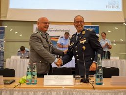 Freude über die Wiederwahl mit tollem Ergebnis: Landesvorsitzender Oberstleutnant Lutz Meier (l.) und sein Stellvertreter Stabsfeldwebel Volker Keil. Foto: DBwV/Yann Bombeke