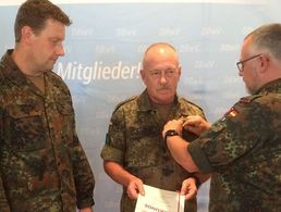 Oberst Hans-Peter Schirra (Mitte) erhält die Treue-Urkunde für langjährige Mitgliedschaft im DBwV. Foto: G. Hartmann 