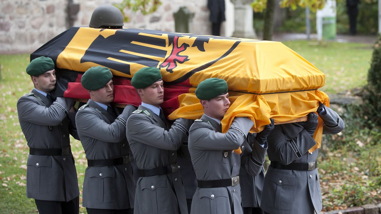 Am 15. Oktober 2010 wurde im niedersächsischen Selsingen mit einer Trauerfeier von Florian Pauli Abschied genommen. Foto: picture alliance/dapd/Nigel Treblin