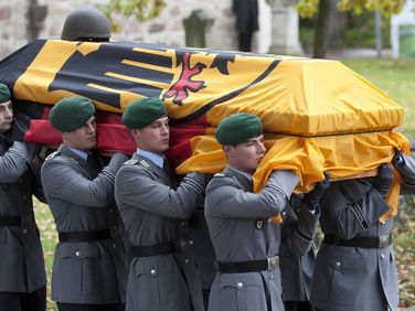 Am 15. Oktober 2010 wurde im niedersächsischen Selsingen mit einer Trauerfeier von Florian Pauli Abschied genommen. Foto: picture alliance/dapd/Nigel Treblin