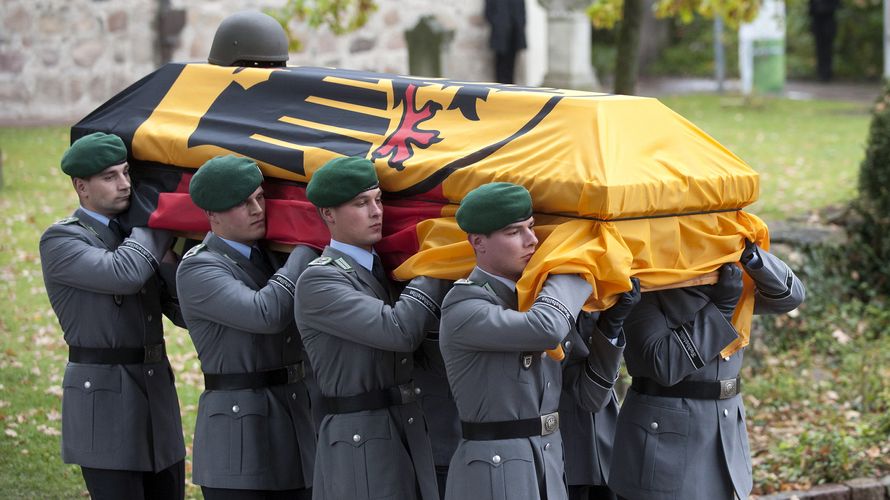 Am 15. Oktober 2010 wurde im niedersächsischen Selsingen mit einer Trauerfeier von Florian Pauli Abschied genommen. Foto: picture alliance/dapd/Nigel Treblin