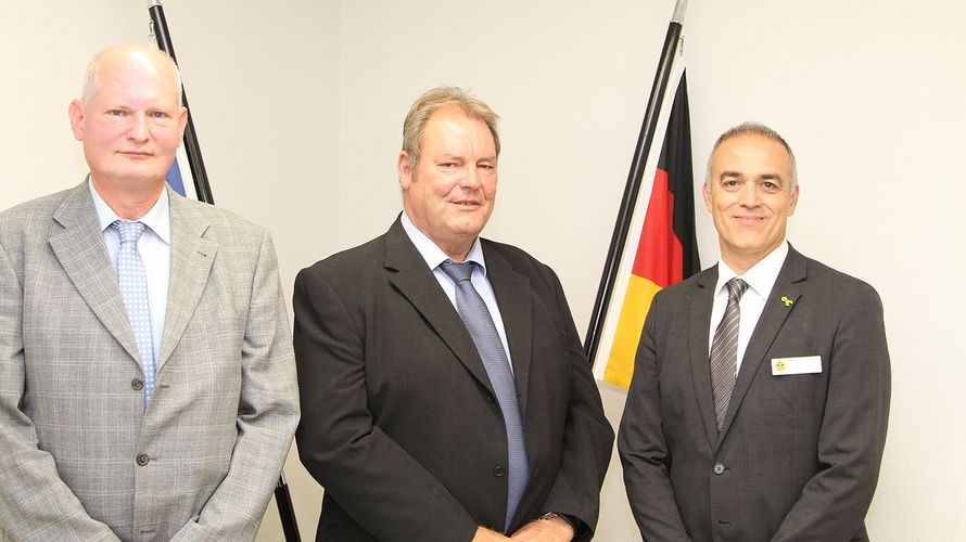 Klaus-Hermann Scharf (l.) und Jürgen Görlich (r.) mit dem Präsidenten des Bundessprachenamts Dietmar Zimmer. Foto: Bundessprachenamt