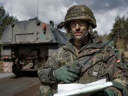 Lieber Wolf und Panzerhaubitze als Porsche oder Daimler: Laut einer Umfrage würden sich Nicht-Akademiker aktuell am liebsten bei der Bundeswehr bewerben. Foto: Bundeswehr/Marco Dorow