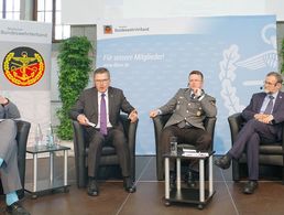 Auch wenn es um die Sicherheit der Gesellschaft hierzulande ging, sprachen die sicherheitspolitischen Experten natürlich zunächst über den westlichen Militärschlag in Syrien und dessen Folgen: Markus Kaim, Roderich Kiesewetter, André Wüstner, Wolfgang Rud