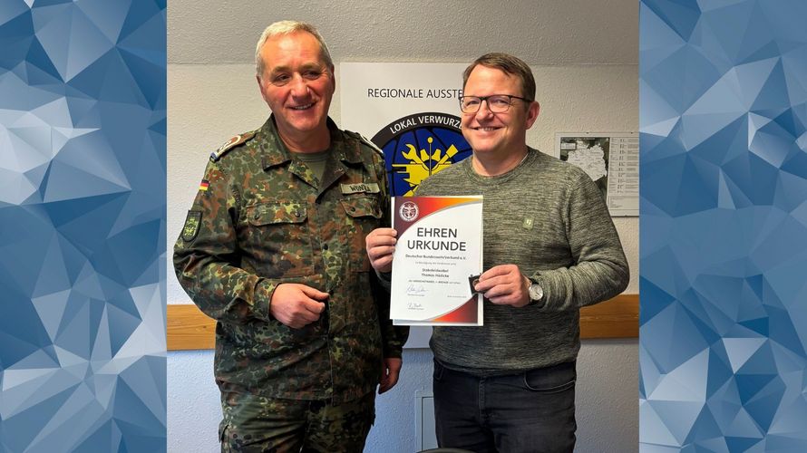 Im Rahmen der Vorstandssitzung der StOKa Burg / Magdeburg, konnte der Vorsitzenden, Stabsfeldwebel Dirk Wontka (l), Stabsfeldwebel Thomas Hädicke mit der Verdienstnadel in Bronze auszeichnen. Foto: Dirk Wontka