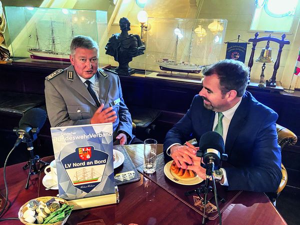 Beim Landesverband Nord an Bord: Der Unions-Verteidigungspolitiker Florian Hahn dürfte aus seiner bayerischen Heimat den weitesten Weg an Bord des Windjammers im Hamburger Hafen gehabt haben. Hahn plädiert dafür, schnell das Zwei-Prozent-Ziel für den Verteidigungshaushalt zu erreichen, um die Versprechen an die NATO-Partner zu erfüllen. Foto: Frank Jungbluth/DBwV