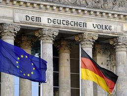 Deutsche Flagge und EU-Flagge vor dem Reichstagsgebäude: In der zweiten Jahreshälfte 2020 übernimmt Deutschland die EU-Ratspräsidentschaft. Foto: dpa