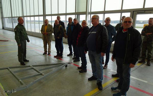 Einen Blick hinter die Kulissen des Hubschraubergeschwaders 64 konnten die Teilnehmer an der Bildungsfahrt der KERH Berlin-West werfen. Foto: Harald Saebel