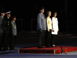 Ursula von der Leyen (M.) wurde von ihrer Nachfolgerin Annegret Kramp-Karrenbauer verabschiedet. Links im Bild der Generalinspekteur der Bundeswehr, General Eberhard Zorn. Foto: DBwV/Schmidt