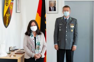 Zu Besuch beim Bundesamt für Infrastruktur, Umweltschutz und Dienstleistungen der Bundeswehr: Oberstleutnant André Wüstner und die Präsidentin Ulrike Hauröder-Strüning. Foto: BAIUDBw