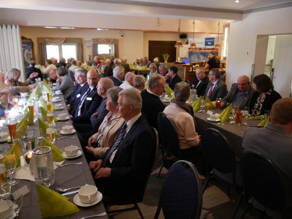 Nach einem gemeinsamen Mittagessen blieb Raum für angeregte Gespräche. Foto: LV Nor