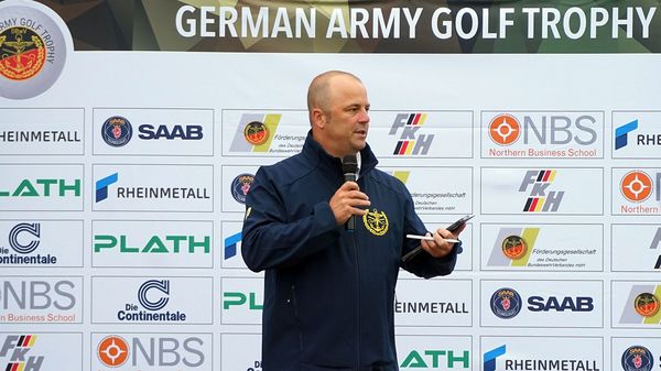 Vor Beginn des Turniers wies Oberstleutnant Robert Thiele, stellvertretender Vorsitzender Heer, die Teilnehmer in die Regularien ein. Foto: DBwV/Kruse