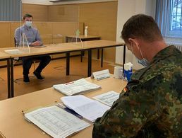 Neue Wege in der Pandemie: Gespräche mit dem Prüfer finden für die Bewerber aktuell unter strengsten Hygiene-Regularien statt. Foto: Bundeswehr/Jana Ludwig