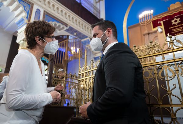 Zsolt Balla (rechts) bei seiner Amtseinführung im Sommer 2021 mit der damaligen Verteidigungsminister Annegret Kramp-Karrenbauer (CDU) in der Synagoge in Leipzig. Foto: picture alliance/dpa/dpa-Zentralbild/Hendrik Schmidt