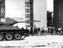 Ein T34/85-Panzer in der Schützenstraße in Berlin. Der Volksaufstand vom 17. Juni wurde von der sowjetischen Besatzungsmacht blutig niedergeschlagen. Foto: Bundesarchiv