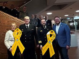 Bei der Übergabe der „Gelben Schleifen“ in Eckernförde  (v.l.n.r.): Bürgermeisterin Iris Ploog, Tim Reibstein, Fregattenkapitän  Rouven Grünhagen und Peter Stark (Bürgervorsteher). Foto: LV Nord