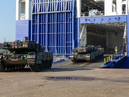 Panzer vom Typ "Leopard 2" werden nach ihrer Verschiffung für das Großmanöver der Nato in Norwegen auf das Hafengelände von Fredrikstad gefahren Foto: dpa