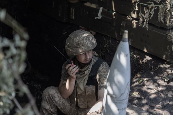 Ukrainische Soldaten schießen mit einer D20 Haubitze auf russische Positionen bei Bakhmut im Osten der Ukraine. Rund 6.000 Geschosse verbraucht die Ukraine täglich. Foto: dpa/SZ Photo/ Friedrich Bungert