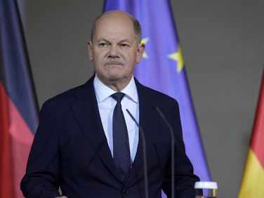 Mit versteinerter Miene tritt Bundeskanzler Olaf Scholz am 6. November vor die Medien. Die Ampel-Regierung ist in diesem Moment Geschichte. Foto: picture alliance / ASSOCIATED PRESS | Markus Schreiber