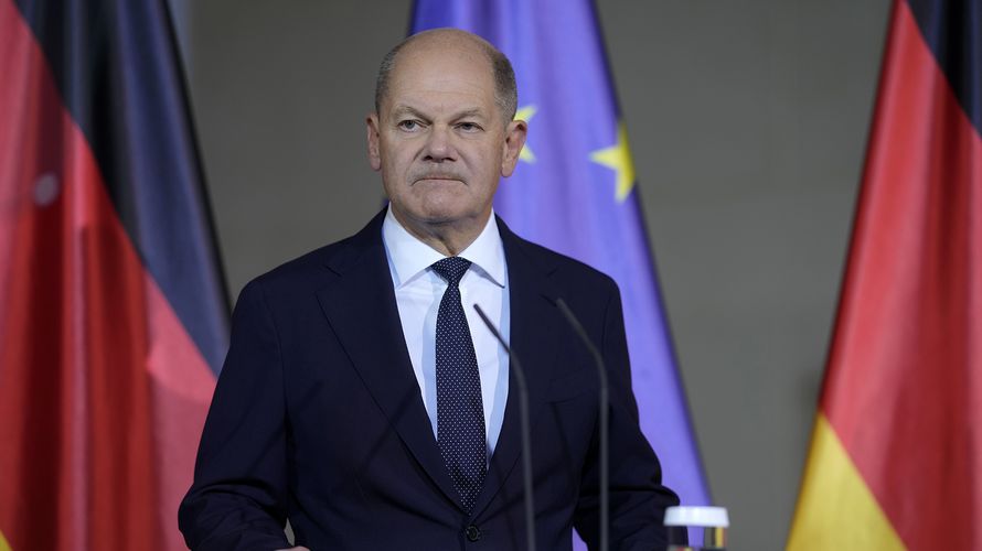 Mit versteinerter Miene tritt Bundeskanzler Olaf Scholz am 6. November vor die Medien. Die Ampel-Regierung ist in diesem Moment Geschichte. Foto: picture alliance / ASSOCIATED PRESS | Markus Schreiber