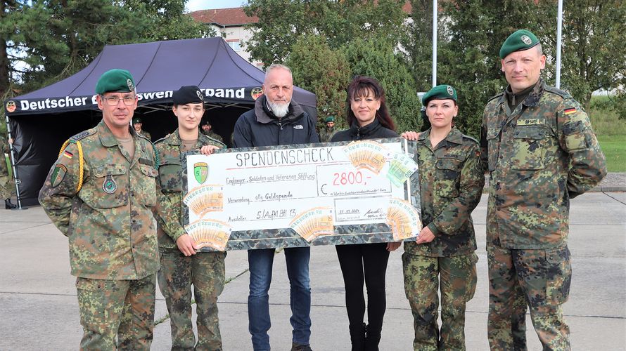 Bei der Übergabe des Schecks: Oberstabsfeldwebel Kowalski, Stabsunteroffizier Bögel, Stabsfeldwebel a.D. Krosse, Katrin van Treek, Obergefreiter Mäurer und Oberstleutnant Cihar. Foto: SVS