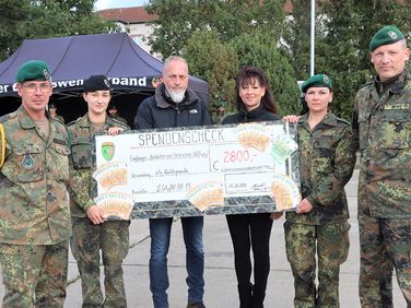 Bei der Übergabe des Schecks: Oberstabsfeldwebel Kowalski, Stabsunteroffizier Bögel, Stabsfeldwebel a.D. Krosse, Katrin van Treek, Obergefreiter Mäurer und Oberstleutnant Cihar. Foto: SVS