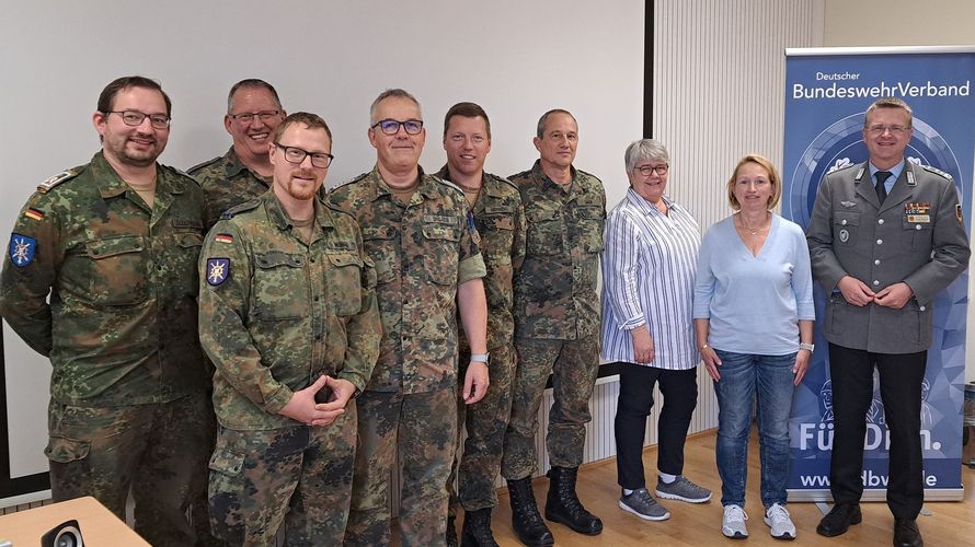 Freuten sich über den Besuch des DBwV Bundesvorsitzenden Oberst André Wüstner (r.): Hauptfeldwebel Marcel Sudermann, Hauptmann Sascha Handt, TruKaVorsitzender Hauptmann Steffen Münch, Personalratsvorsitzender Oberstabsfeldwebel Frank Dolfen, StOKa-Vorsitzende Hauptmann Dominique Behrens, Oberstabsfeldwebel d. R. Ralf Saur, Bibliothekshauptsekretärin Angela Birken und Angestellte Heike Collas-Grabowski. Foto: Hauptmann a.D. Michael Grothe