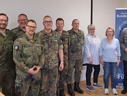 Freuten sich über den Besuch des DBwV Bundesvorsitzenden Oberst André Wüstner (r.): Hauptfeldwebel Marcel Sudermann, Hauptmann Sascha Handt, TruKaVorsitzender Hauptmann Steffen Münch, Personalratsvorsitzender Oberstabsfeldwebel Frank Dolfen, StOKa-Vorsitzende Hauptmann Dominique Behrens, Oberstabsfeldwebel d. R. Ralf Saur, Bibliothekshauptsekretärin Angela Birken und Angestellte Heike Collas-Grabowski. Foto: Hauptmann a.D. Michael Grothe