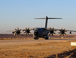 Beim Transportflugzeug A400M beklagt die Luftwaffe eine „weiterhin unbefriedigende technische Produktreife“. Foto: Bundeswehr/Jan Butzkies 