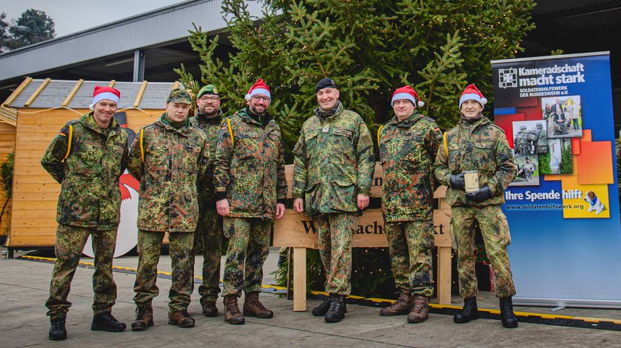 Die Spieße am Standort Cham organisierten mit Unterstützung von Militärseelsorge und SanZ zum Abschluss des Jahres einen gemeinsamen Weihnachtsmarkt. Foto: Marko Girndt