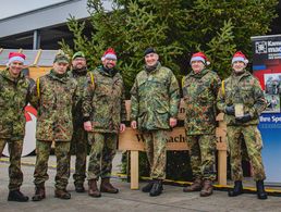 Die Spieße am Standort Cham organisierten mit Unterstützung von Militärseelsorge und SanZ zum Abschluss des Jahres einen gemeinsamen Weihnachtsmarkt. Foto: Marko Girndt