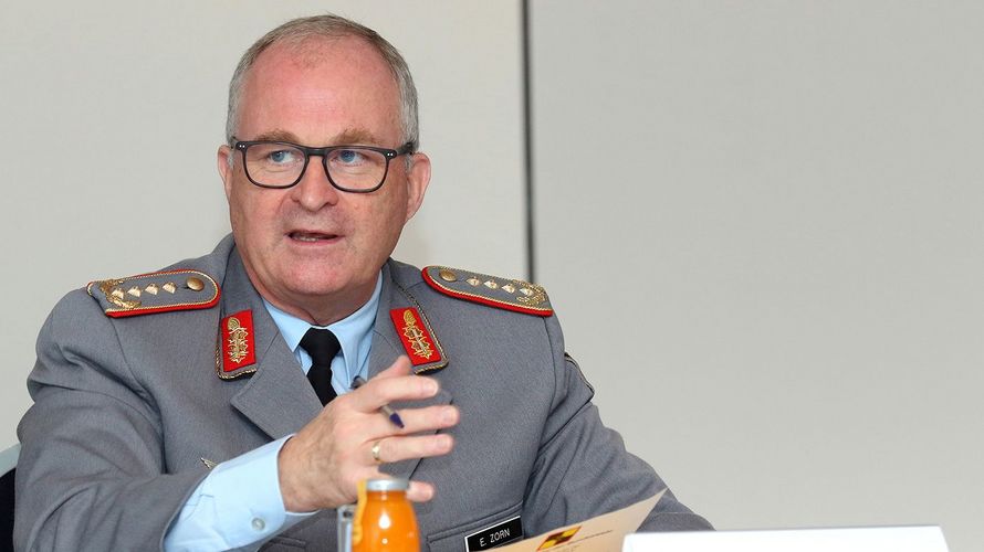 Für den Generalinspekteur der Bundeswehr, General Eberhard Zorn, ist die Vermittlung von Werten ein bedeutendes Instrument zur Verhinderung von Extremismus in der Bundeswehr. Foto: DBwV/Mika Schmidt