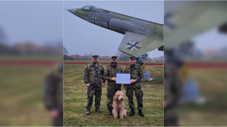 Die Spende überreichte StoKa-Vorsitzender Oberstabsfeldwebel Heiko Steng (von rechts) an Stabsfeldwebel Prokisch vom LwAusbBtl in Germersheim gemeinsam mit Oberstabsfeldwebel Marco Somma. Foto: StoKa Bruchsal